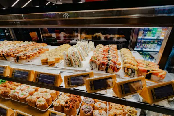 Vitrina refrigerada para sushi Hoshizaki con exposición de sushi fresco